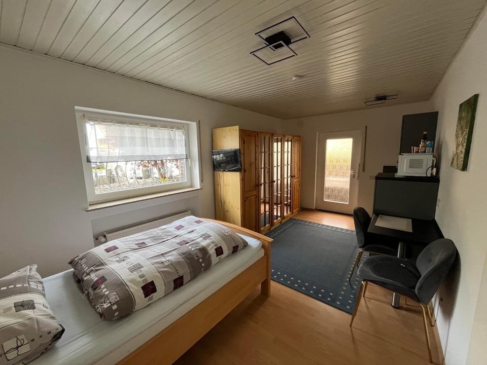 TV and multimedia, Kitchen or kitchenette, Photo of the whole room, Bedroom