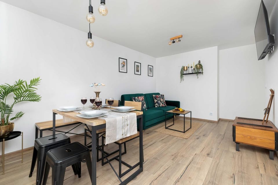 TV and multimedia, Living room, Seating area, Evening entertainment