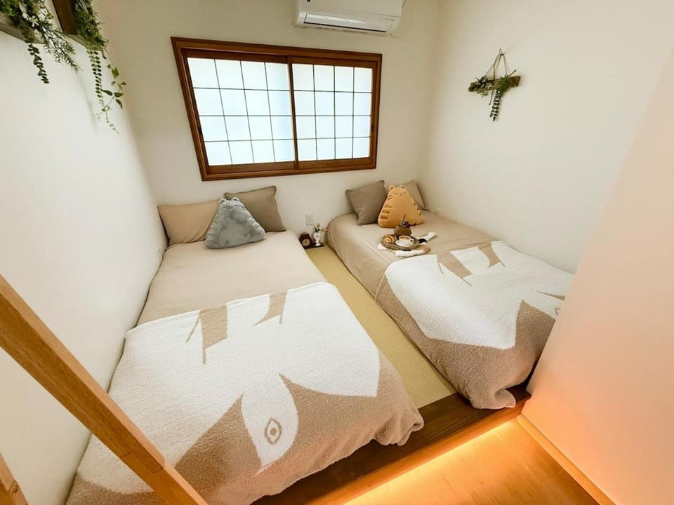 Walking distance to Osaka Castle Park Located in Osaka's residential area 3-5 minutes on foot to the station Direct access to Shinsaibashi and Tsūtenkaku 2 toilet and 2 bathrooms Apartment in Osaka