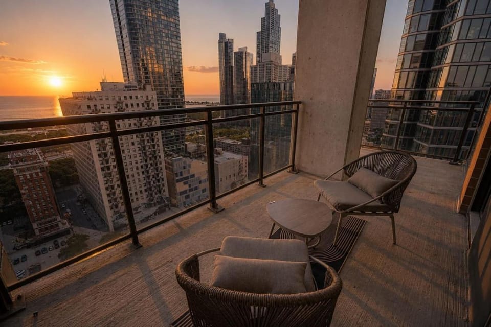 Chicago 2BR Skyline Views - 5 Min walk to Grant Park Apartment in South Loop