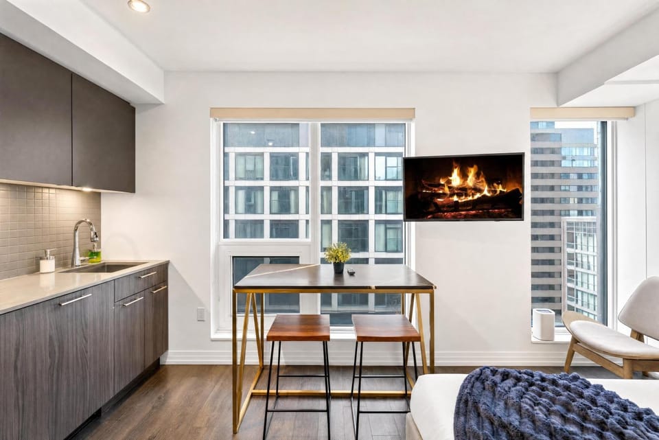 TV and multimedia, Kitchen or kitchenette, Living room, Seating area, Dining area