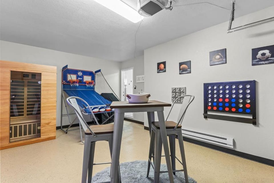 Sauna Hot Tub Family Friendly & Game Room House in Wheat Ridge