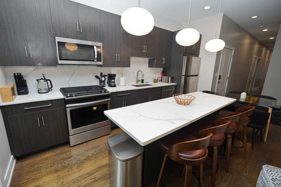 Spacious 4BR West Loop Retreat with Optional Parking Apartment in Chicago