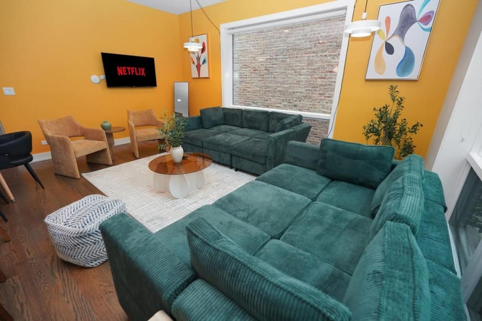 Spacious 4BR West Loop Retreat with Optional Parking Apartment in Chicago