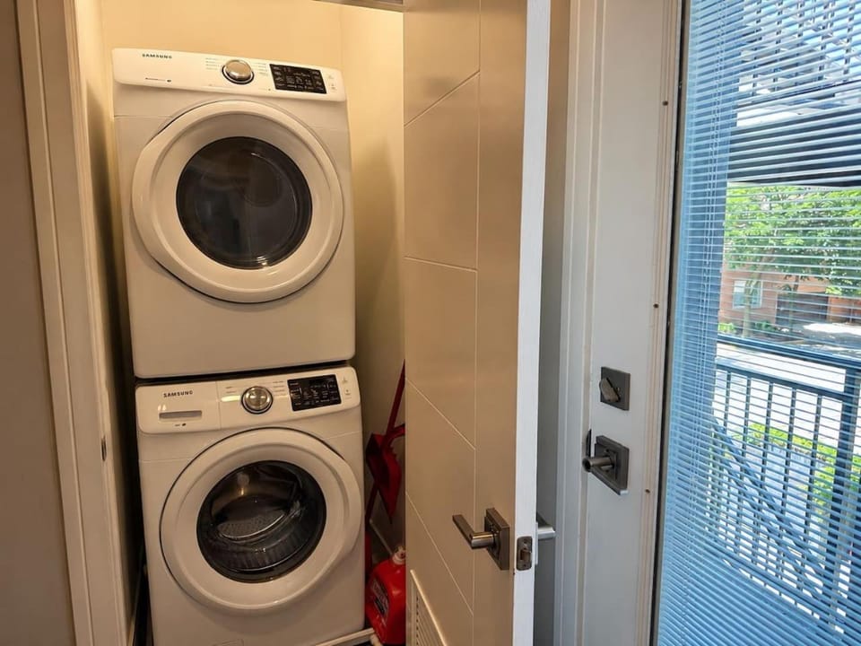 Spacious 4BR West Loop Retreat with Optional Parking Apartment in Chicago