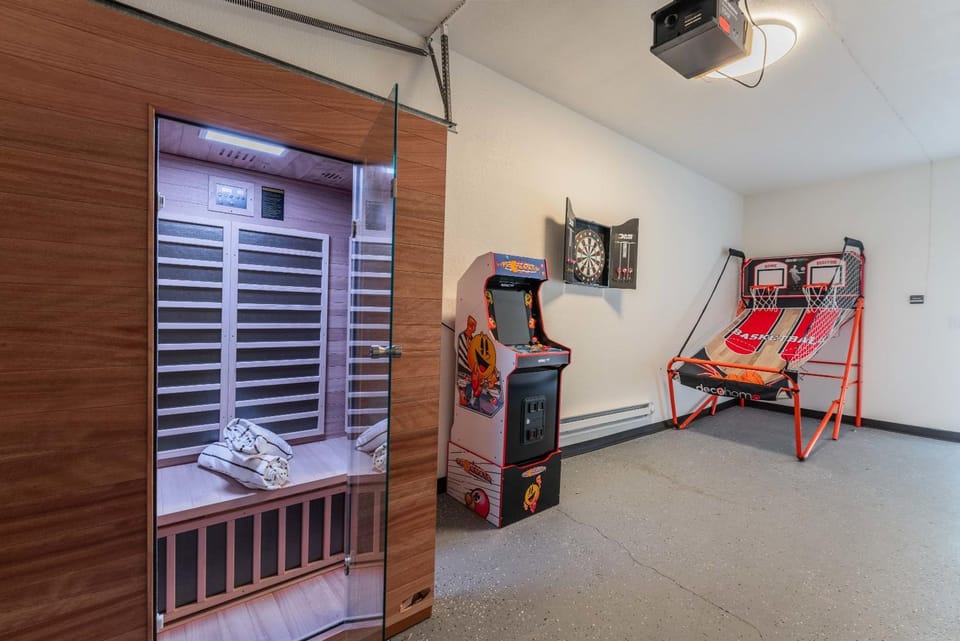 Game Room- Hot Tub- Sauna & Projector House in Arvada