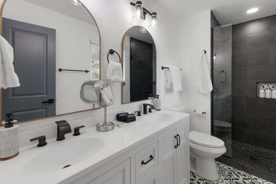 Arvada Getaway-Hot Tub Game Room & Entertainment House in Westminster