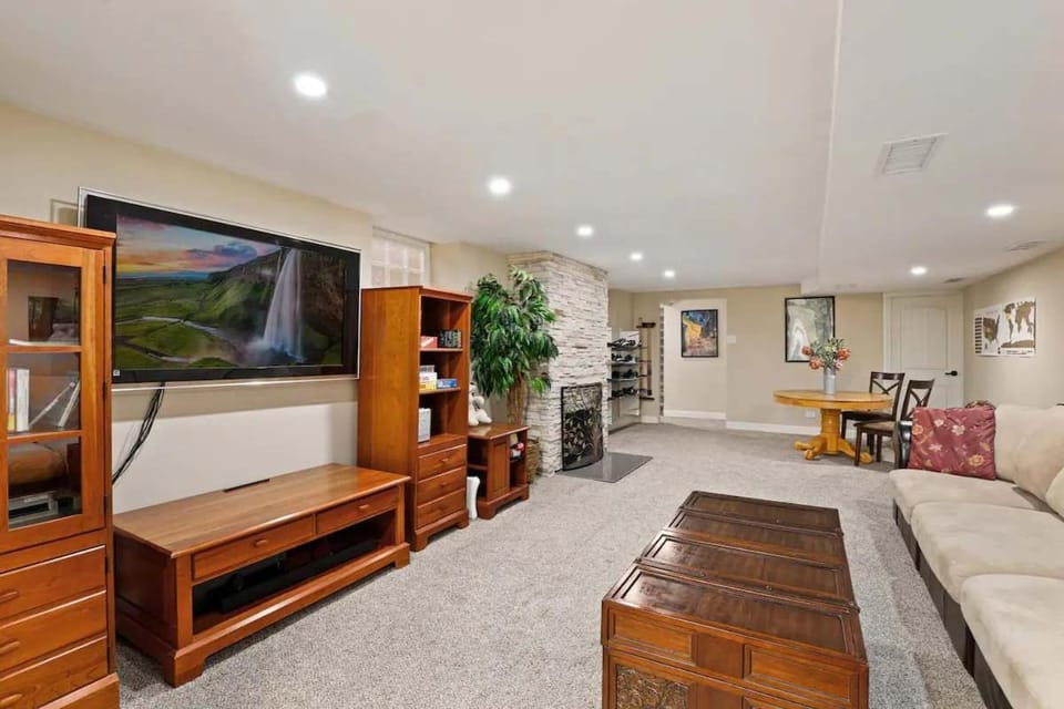 DU Haven- Hot Tub Outdoor TV Lounge &3 Full Baths House in Denver