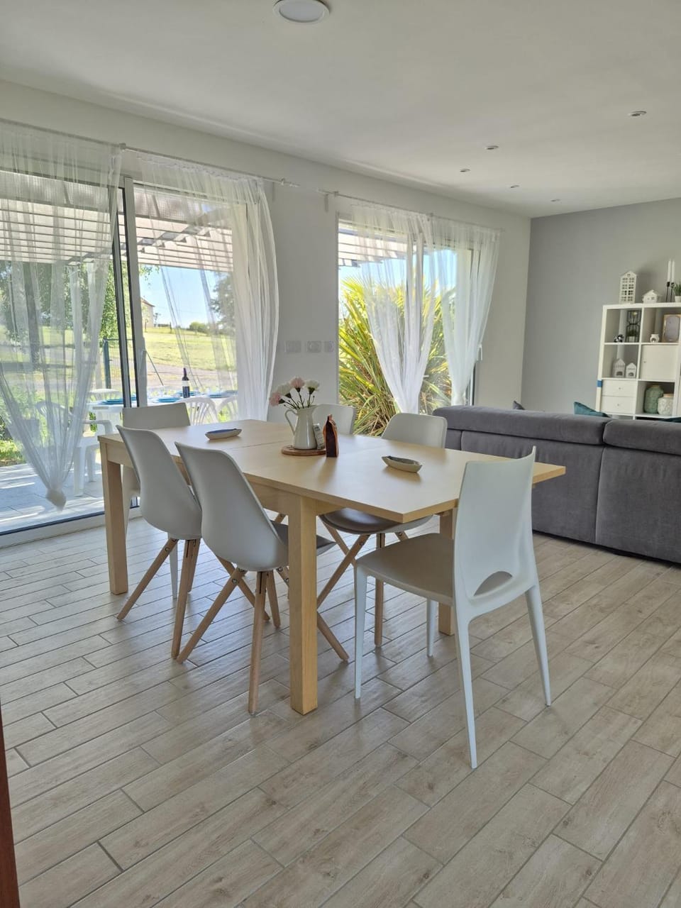 Living room, Dining area, pet friendly