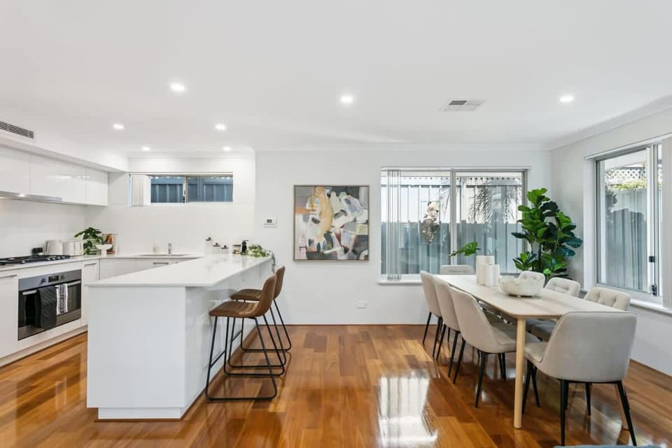 Luxury Home near Scarborough Coastal Retreat House in Perth