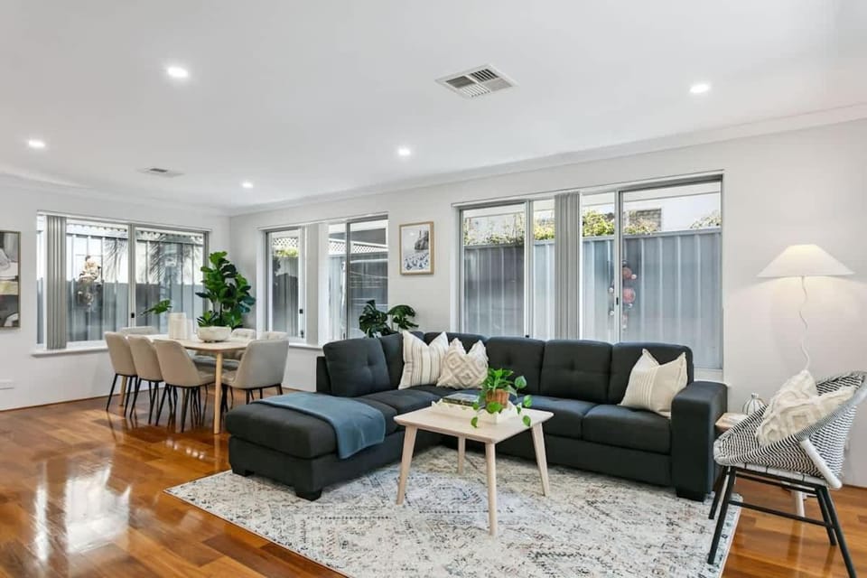 Luxury Home near Scarborough Coastal Retreat House in Perth