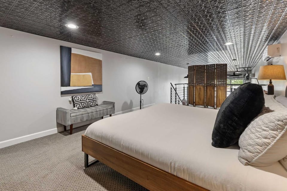Industrial-Chic Loft-King Bed & Natural Light Apartment in Wheat Ridge