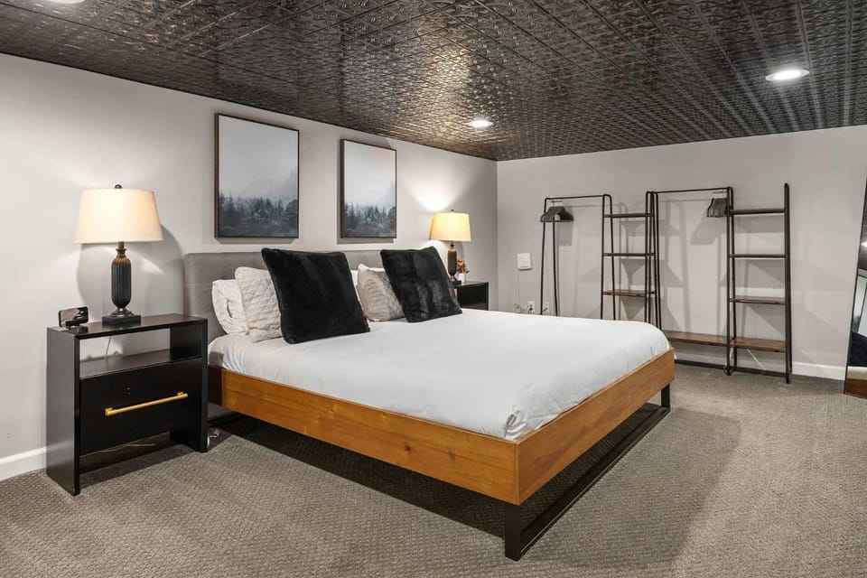 Industrial-Chic Loft-King Bed & Natural Light Apartment in Wheat Ridge