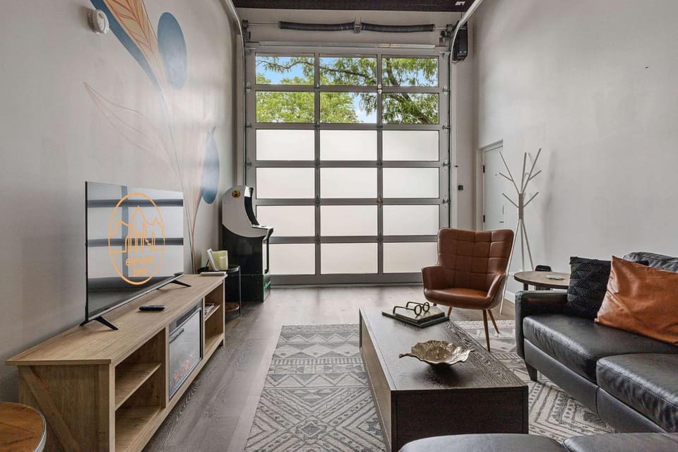 Industrial-Chic Loft-King Bed & Natural Light Apartment in Wheat Ridge