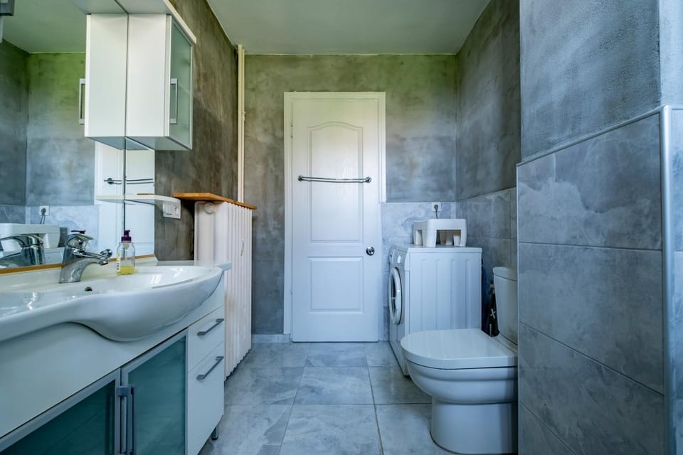 Spacious 4-Bedroom Family Apartment in a Serviced Building - Central Location, Elevator & 2 Bathrooms Apartment in Istanbul