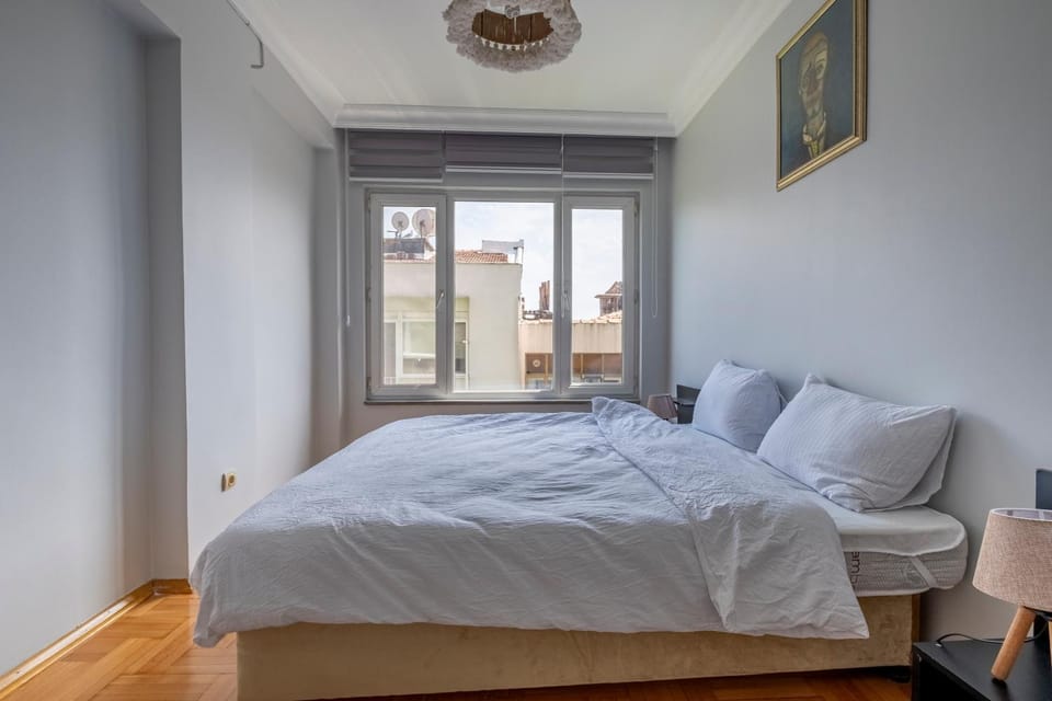 Spacious 4-Bedroom Family Apartment in a Serviced Building - Central Location, Elevator & 2 Bathrooms Apartment in Istanbul
