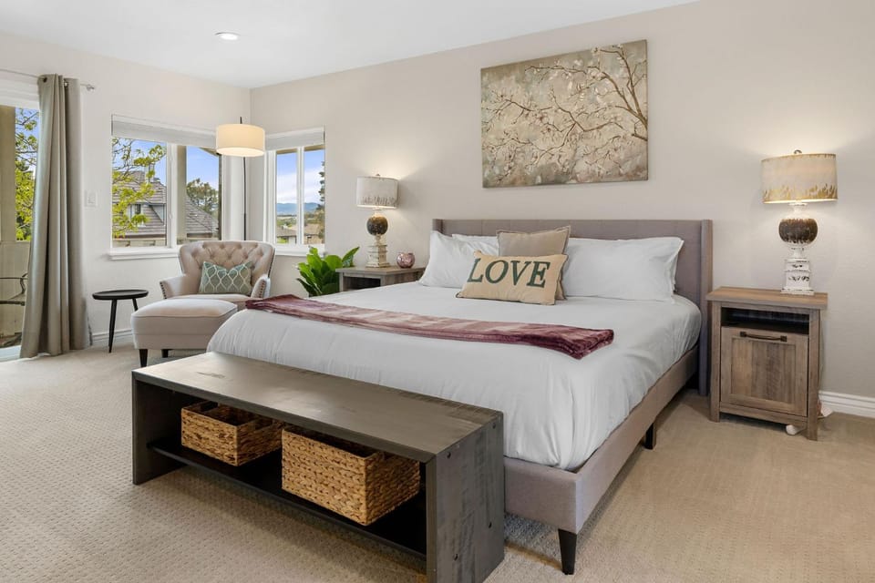 Spacious & Pet Friendly- Hot Tub & Mountain Views House in Federal Heights