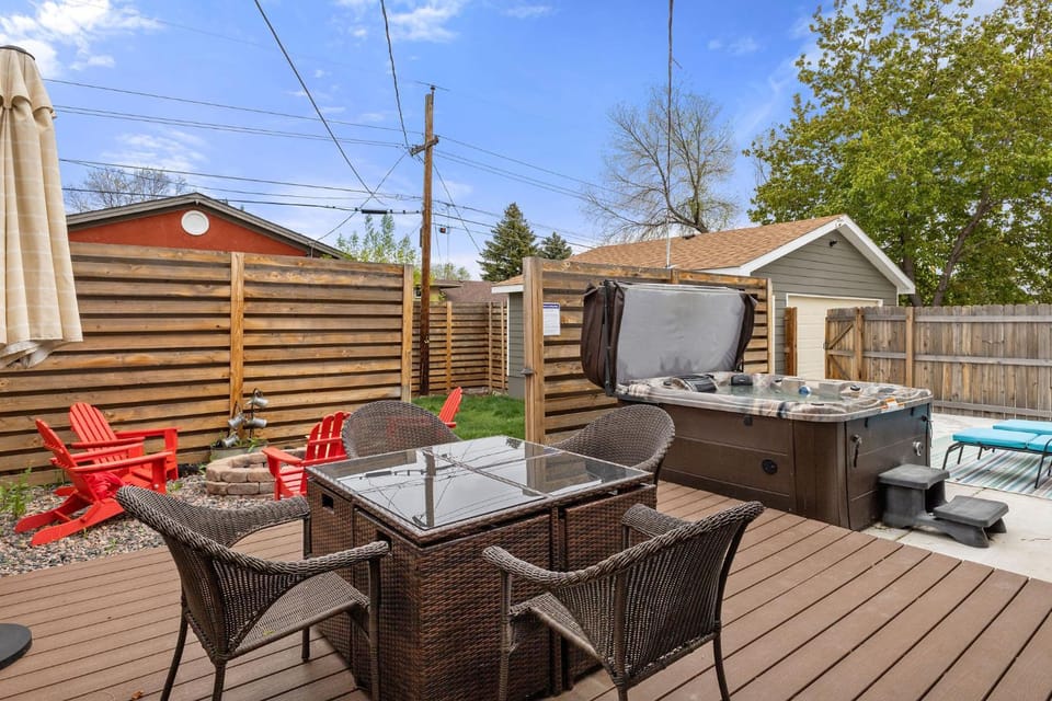 Spacious & Pet Friendly- Hot Tub & Mountain Views House in Federal Heights