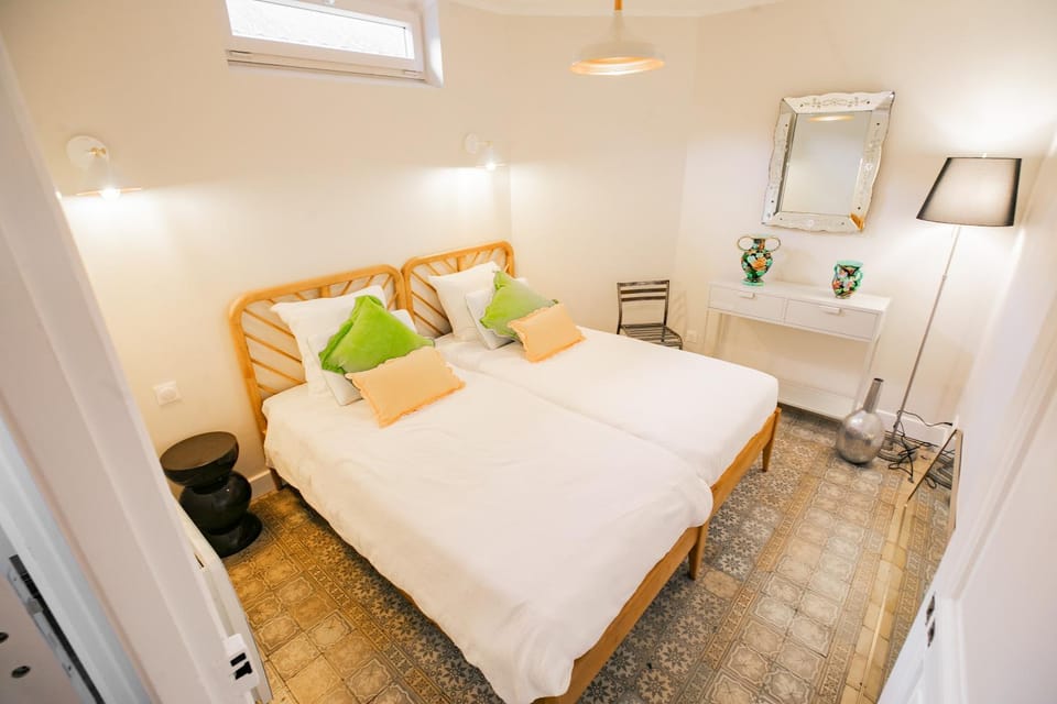 Photo of the whole room, Bedroom
