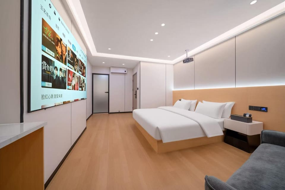 Bed, TV and multimedia, Photo of the whole room, Bedroom, wardrobe