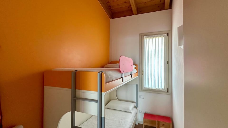 Bedroom, bunk bed