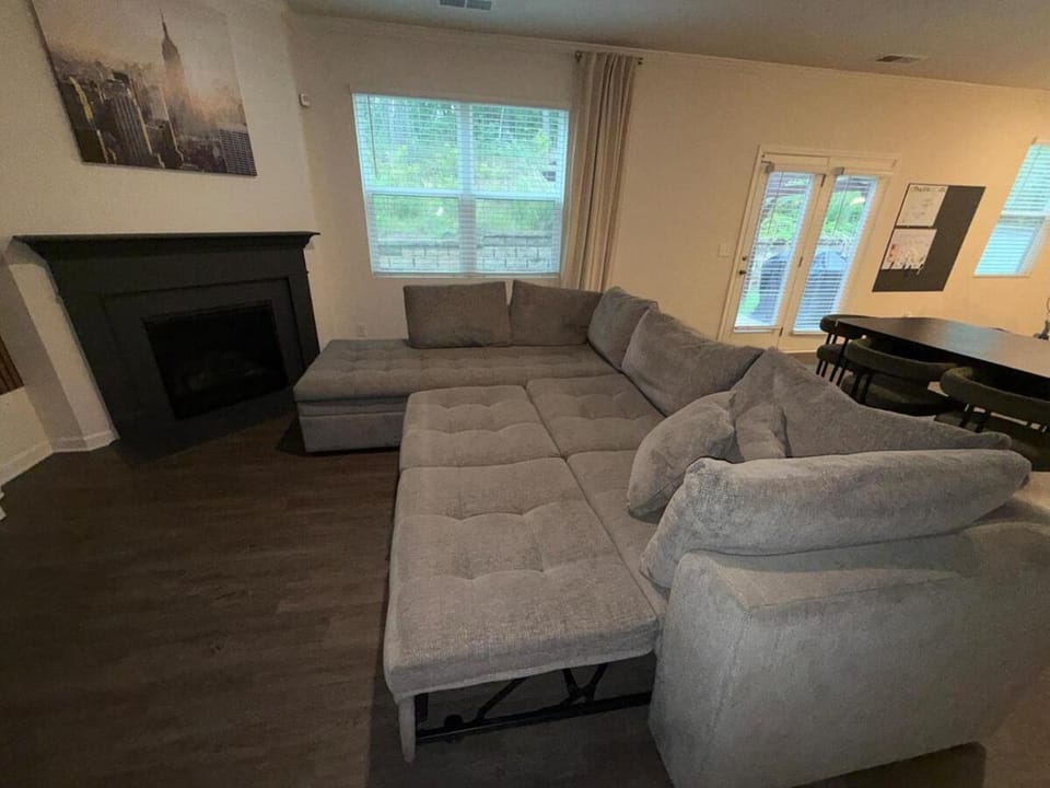 Spacious 4 Bedroom Group Stay 17 Mins From Airport House in Fairburn