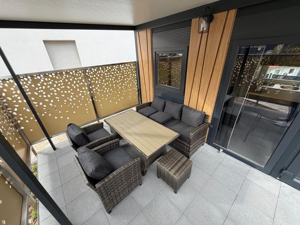 Seating area, Dining area