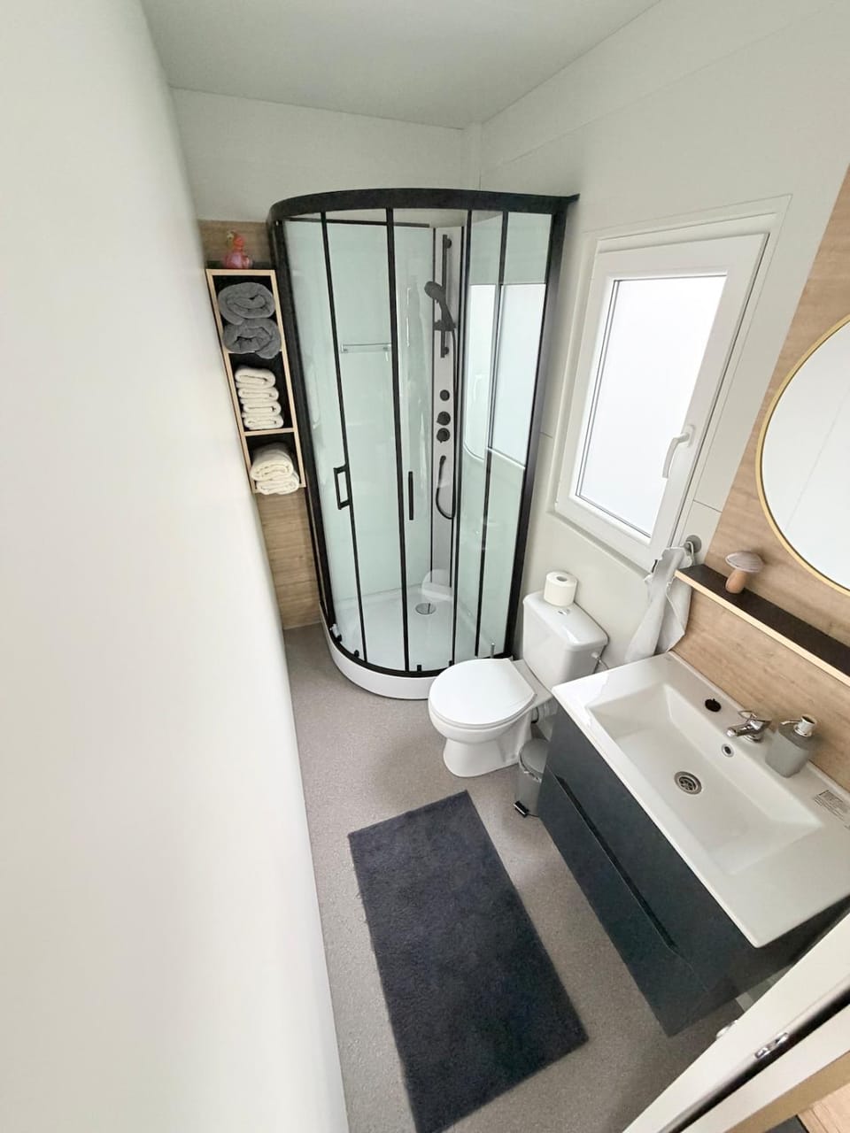 Shower, Toilet, Bathroom, towels