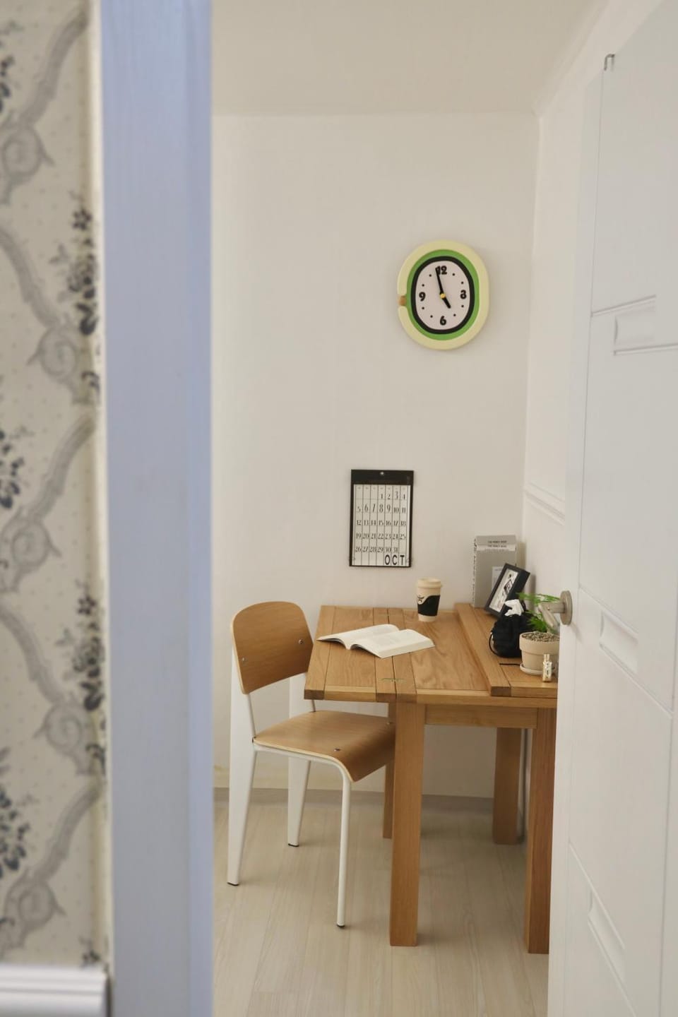 Seating area, Bedroom