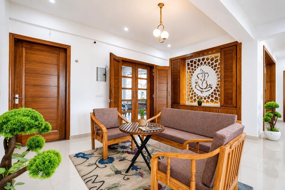 ELIVAAS Signature Mist & Manor Maple Pet-friendly 6-BHK Apartment with Shared Game Zone, Outdoor Seating Areas & 360 Panoramic Views Villa in Himachal Pradesh