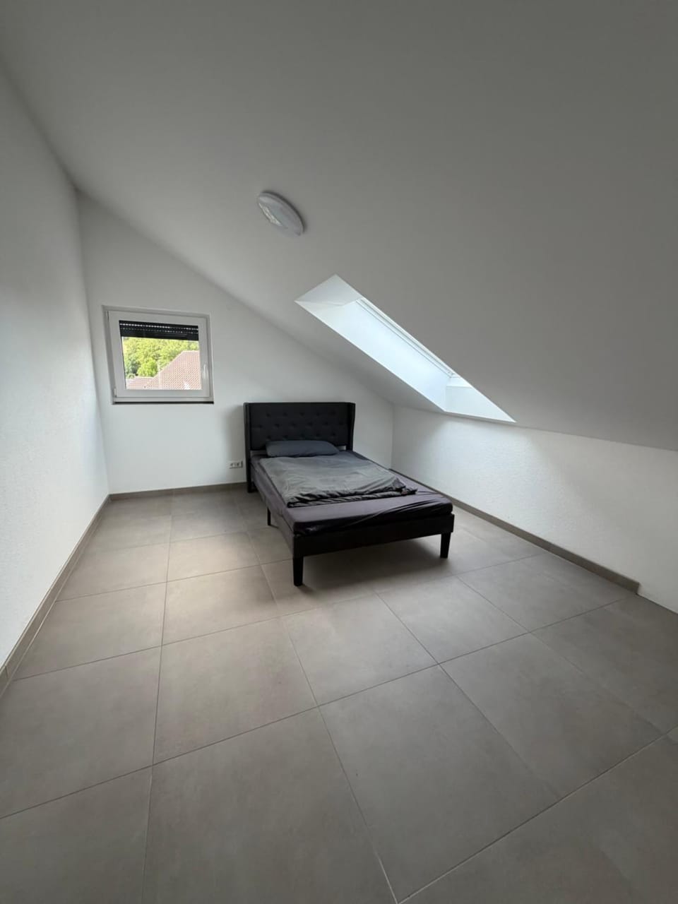 Moderne 4-Zimmer-Wohnung mit Balkon, Fernblick, Parkplatz, WLAN, Einbauküche, Bad & Gäste-WC Apartment in Baden-Württemberg