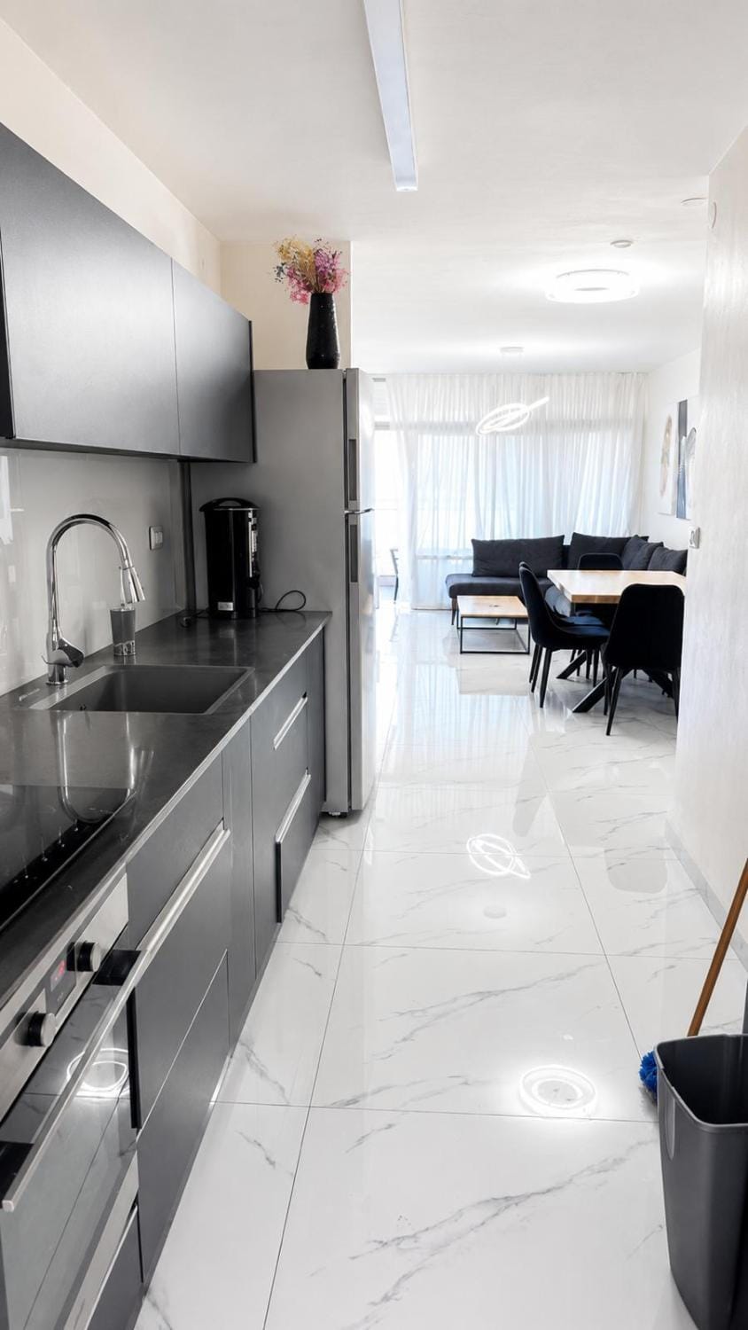 דירת נופש יוקרתית ליד הטיילת והכנרת Apartment in Tiberias
