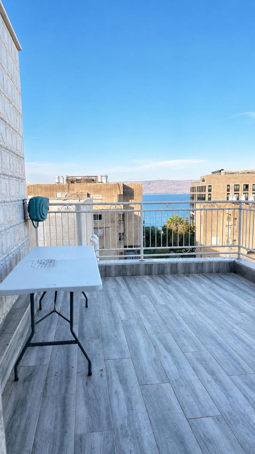 דירת נופש יוקרתית ליד הטיילת והכנרת Apartment in Tiberias