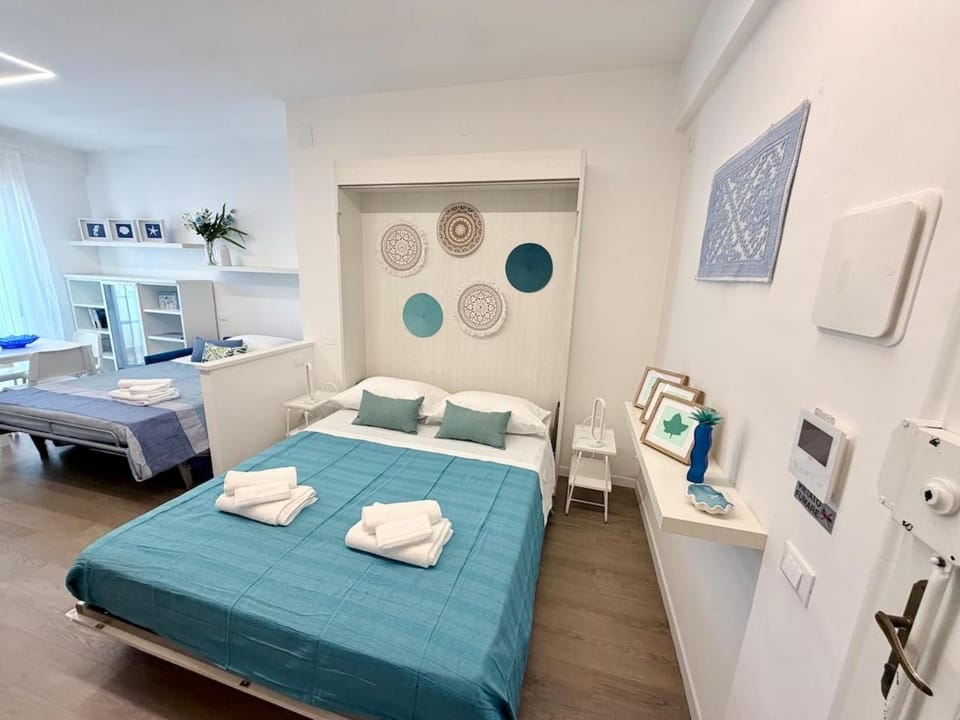 Photo of the whole room, Bedroom, towels