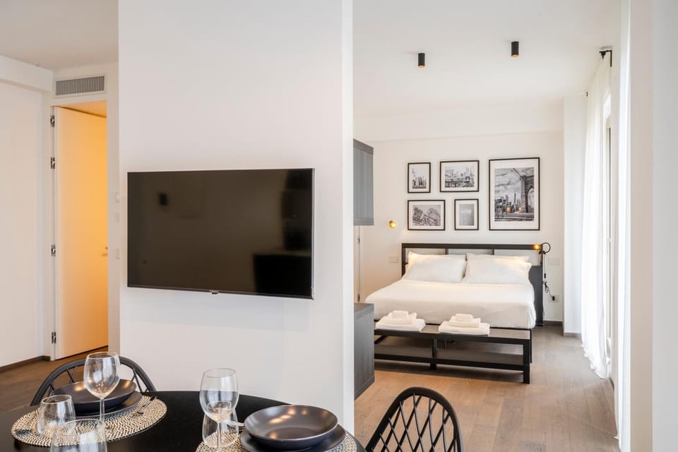 Bed, TV and multimedia, Living room, Photo of the whole room, Seating area, Bedroom