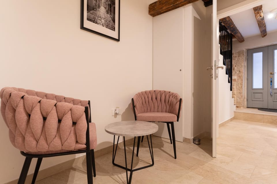 Seating area, Bedroom