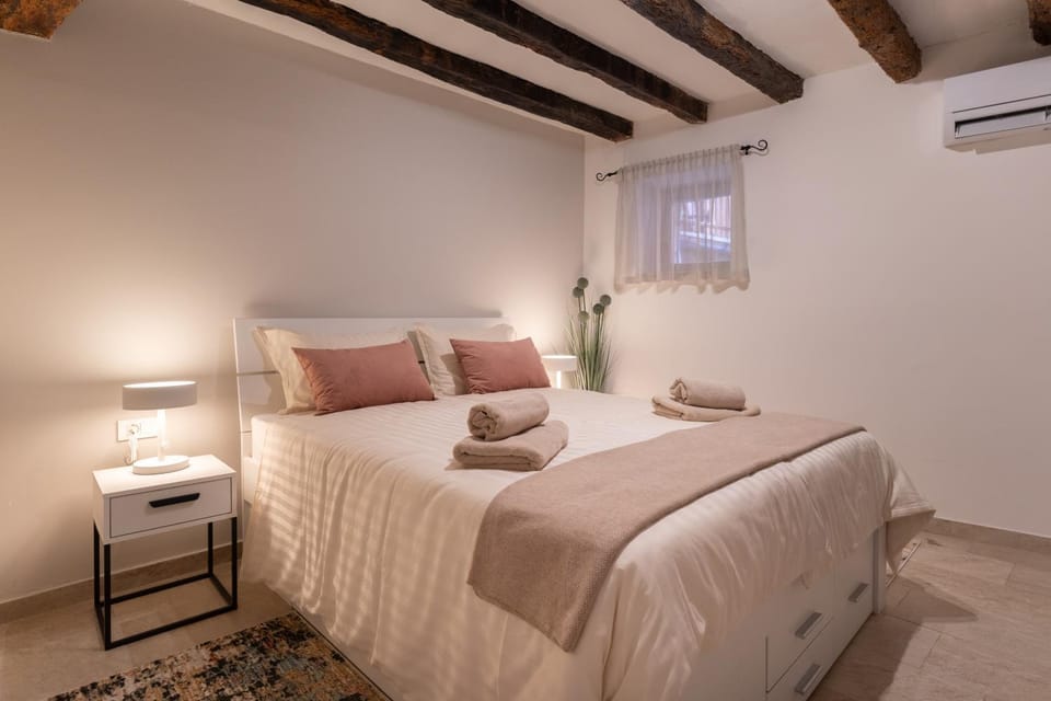 Bed, Photo of the whole room, Floor plan, Bedroom, air conditioner