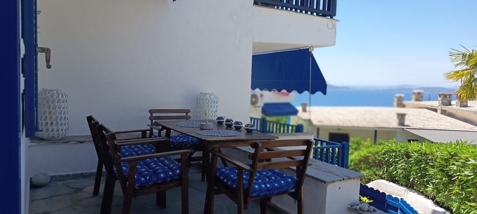 Balcony/Terrace, Seating area, Dining area, Garden view, Sea view