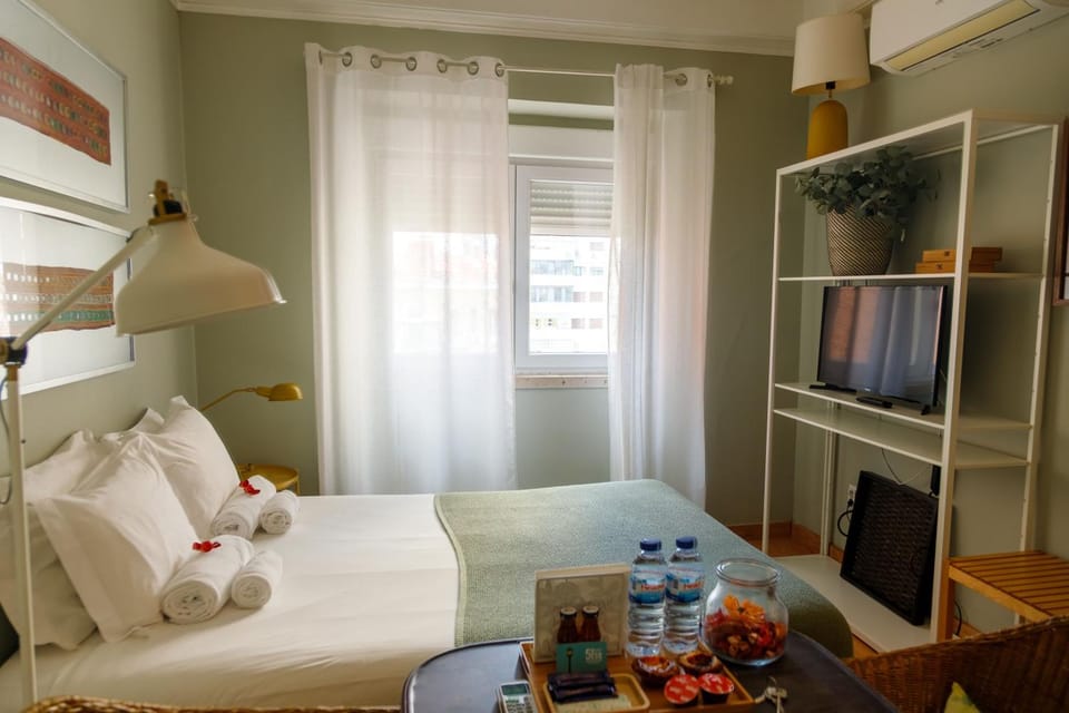 Bed, TV and multimedia, Photo of the whole room, Bedroom, towels