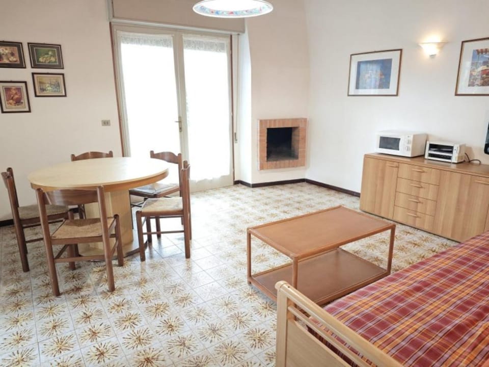 Bed, Dining area, Bedroom, microwave, oven