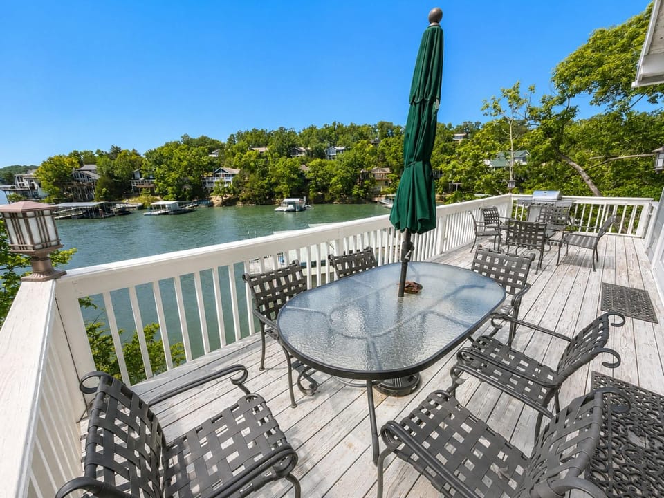 Docktails and Sunsets 4BDR House in Lake of the Ozarks
