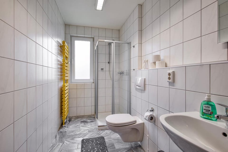 Shower, Toilet, Bathroom, towels
