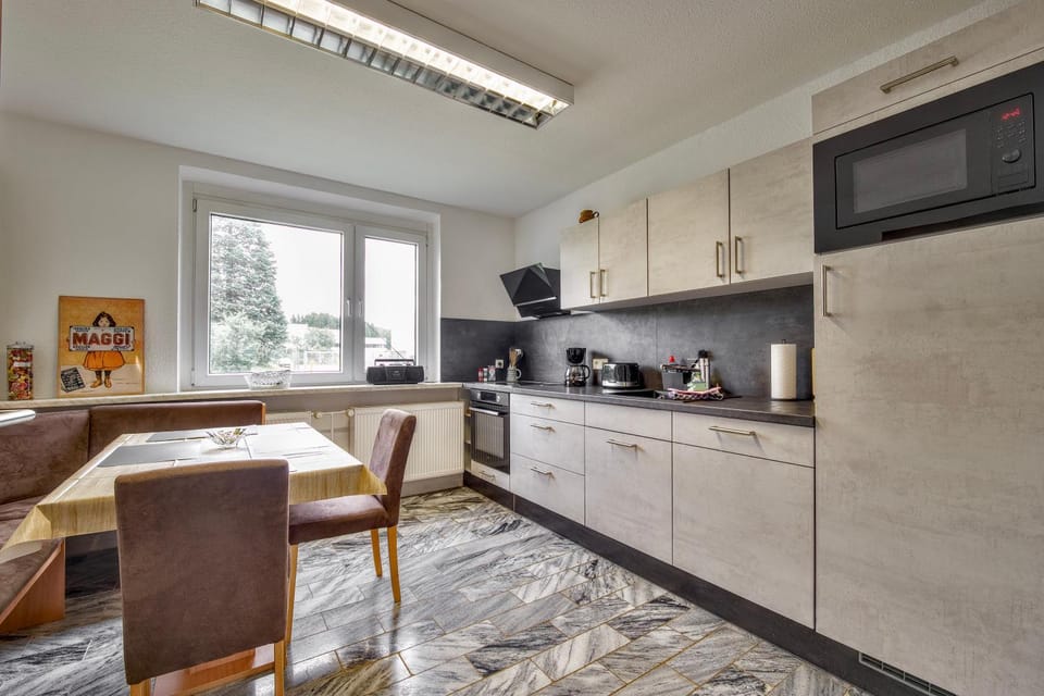 Kitchen or kitchenette, Seating area, Dining area, Communal kitchen, microwave, oven, stove, toaster, kitchen