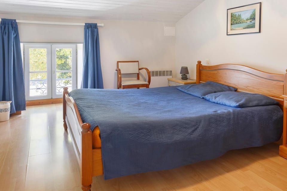 Property building, Living room, Bedroom