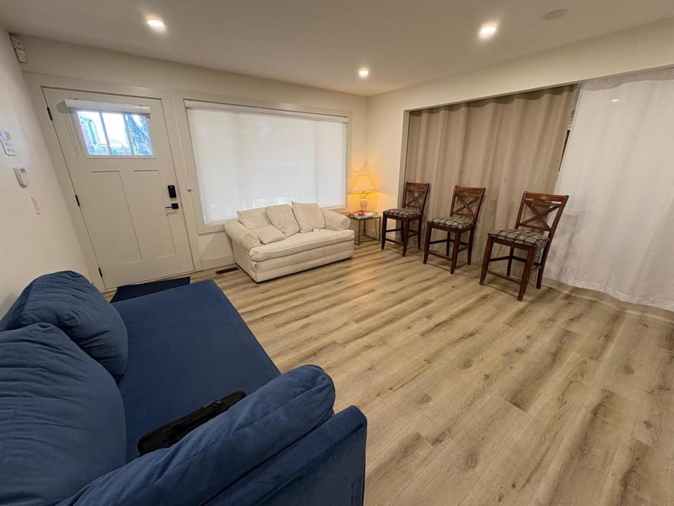 Downtown Vancouver Modern Apartment-10 Min Walk to BC Place, Skytrain, Downtown- Free Parking Vacation rental in Vancouver