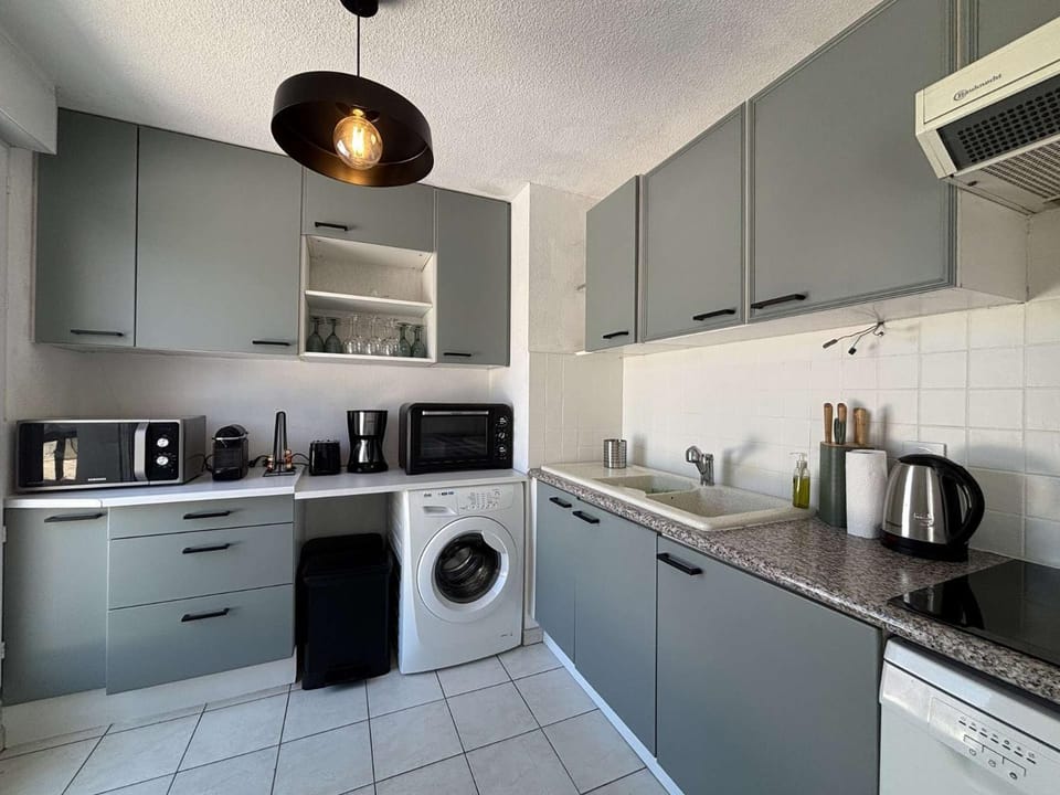 Coffee/tea facilities, Kitchen or kitchenette, dishwasher, oven, stove, toaster, washing machine