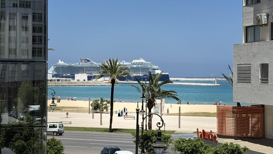 Nearby landmark, Day, Natural landscape, Beach, Evening entertainment, City view, Sea view