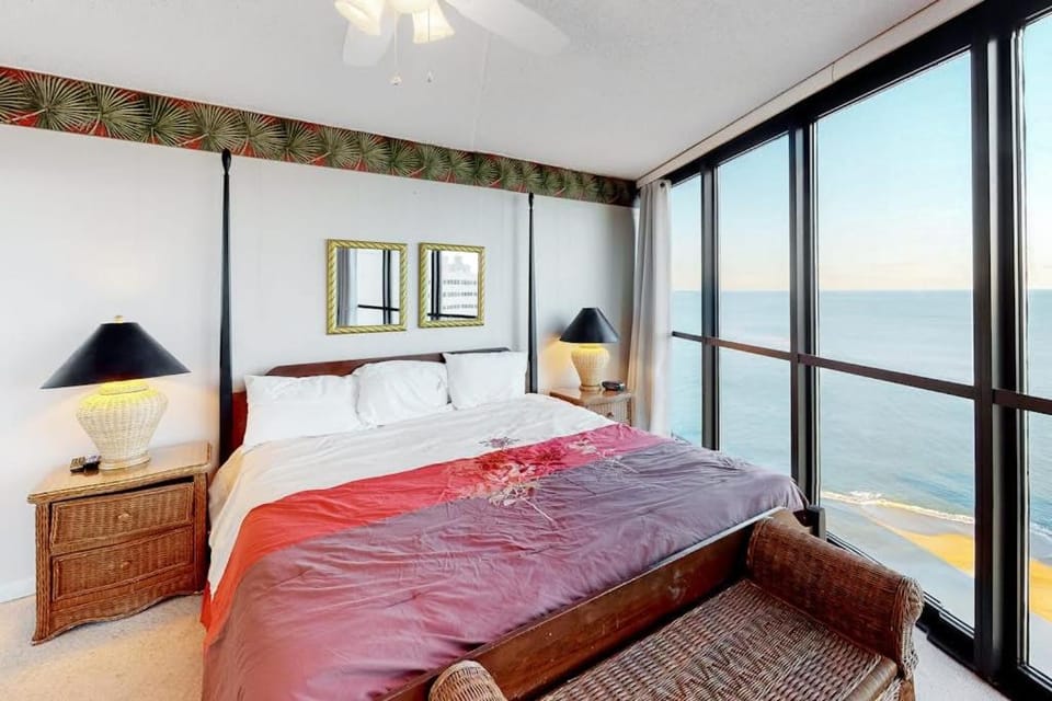 Beachfront condo with balcony AC pools gym & sauna House in Ocean City