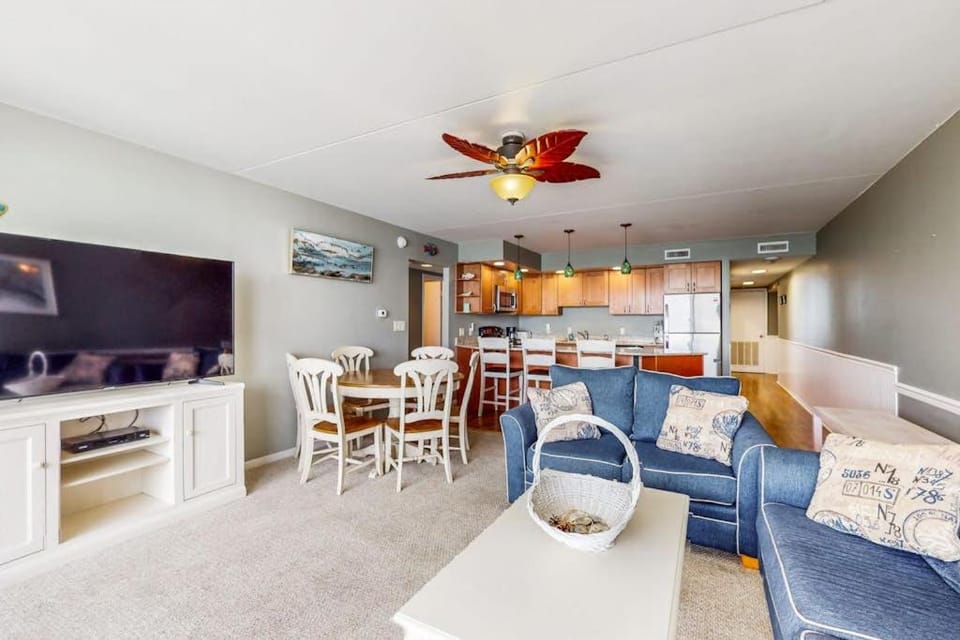 Cozy beachfront condo with balcony views pools & game room House in Ocean City