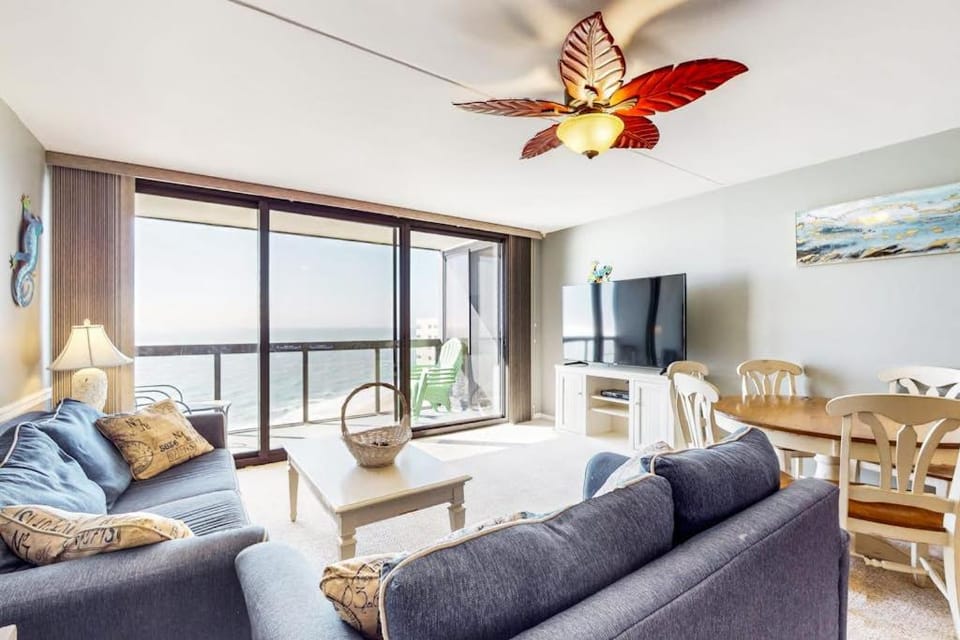 Cozy beachfront condo with balcony views pools & game room House in Ocean City